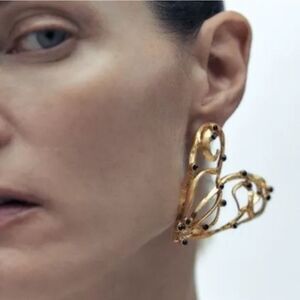 New ZARA Scrolled heart black bead earrings